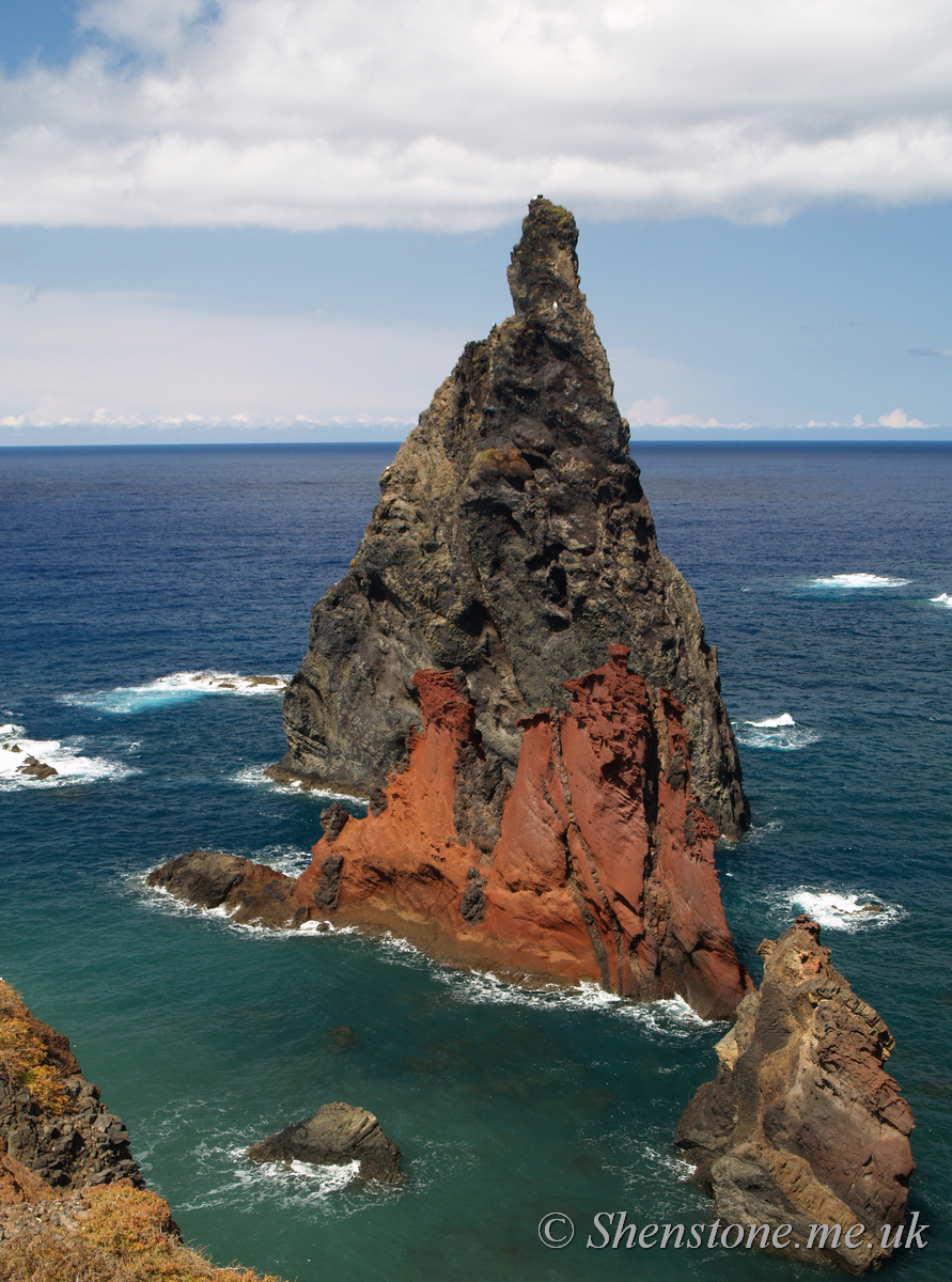 Se stack formed from basalt dyke, Ponta San Laurenco